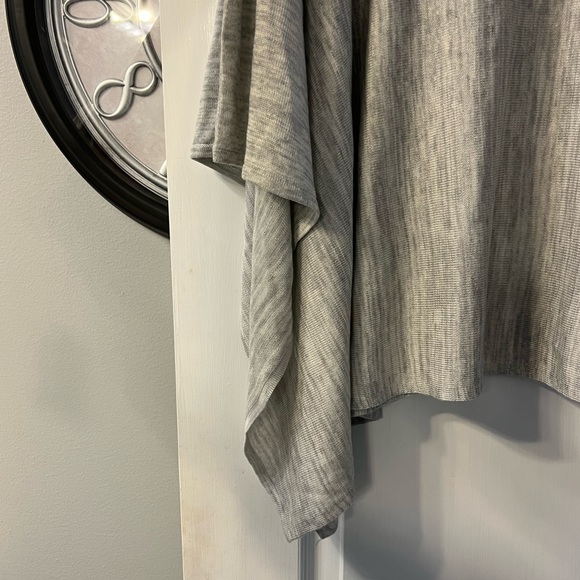 NWT Converse one star gray pullover sweater with cascade bottom. Size M - Picture 4 of 10